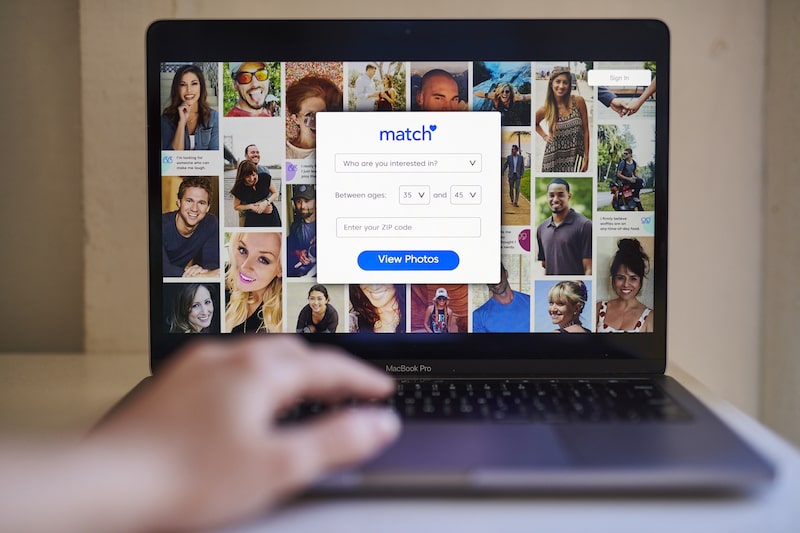 Apps originalmente pensados para relacionamento afetivo ou sexual ganham propósito também de conexões profissionais Apps originalmente pensados para relacionamento afetivo ou sexual ganham propósito também de conexões profissionais