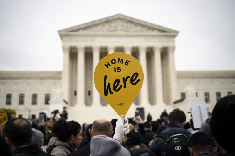 Un manifestante sostiene un cartel de "El hogar está aquí" durante una manifestación de apoyo al programa de Acción Diferida para los Llegados en la Infancia (DACA) fuera de la Corte Suprema en Washington, D.C., Estados Unidos, el martes 12 de noviembre de 2019. Un manifestante sostiene un cartel de "El hogar está aquí" durante una manifestación de apoyo al programa de Acción Diferida para los Llegados en la Infancia (DACA) fuera de la Corte Suprema en Washington, D.C., Estados Unidos, el martes 12 de noviembre de 2019.