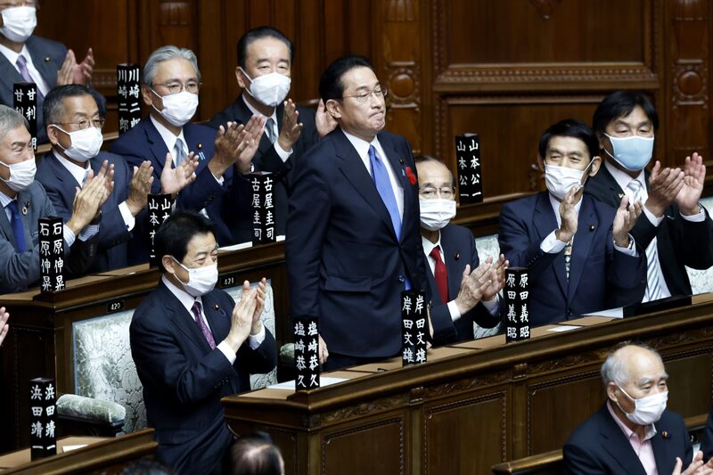Fumio Kishida recibe un aplauso tras ser elegido primer ministro de Japón. Fumio Kishida recibe un aplauso tras ser elegido primer ministro de Japón.