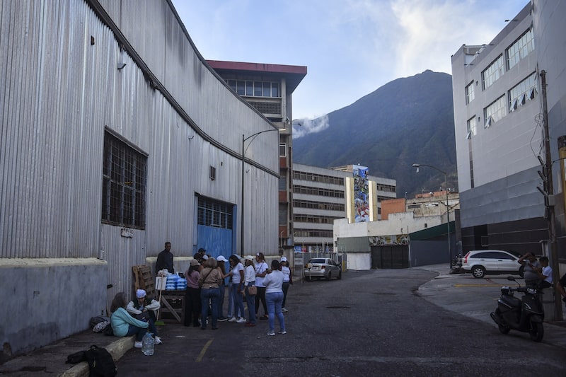 Familiares de detenidos esperan afuera de un centro de detención para la liberación de presos políticos en Caracas el 12 de enero. Fotógrafo: Carlos Becerra/Getty Images. Familiares de detenidos esperan afuera de un centro de detención para la liberación de presos políticos en Caracas el 12 de enero. Fotógrafo: Carlos Becerra/Getty Images.