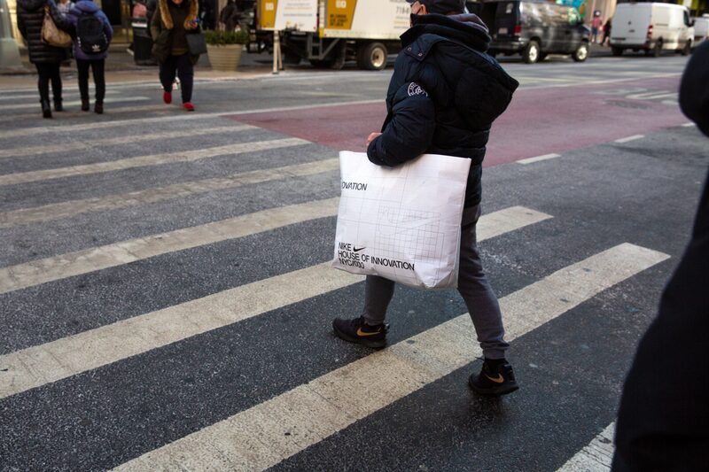 Los analistas también dicen que Nike necesita lanzar nuevos modelos de calzado y prendas de vestir para revivir la demanda. Los analistas también dicen que Nike necesita lanzar nuevos modelos de calzado y prendas de vestir para revivir la demanda.