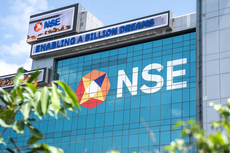 Cartel en el edificio de la Bolsa Nacional de Valores (NSE) en Mumbai, India. Cartel en el edificio de la Bolsa Nacional de Valores (NSE) en Mumbai, India.