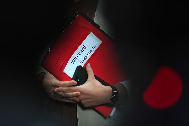 Membro da comissão de inquérito com uma pasta de documentos durante o início da investigação parlamentar sobre o colapso da Wirecard (Foto: Krisztian Bocsi/Bloomberg) Membro da comissão de inquérito com uma pasta de documentos durante o início da investigação parlamentar sobre o colapso da Wirecard (Foto: Krisztian Bocsi/Bloomberg)