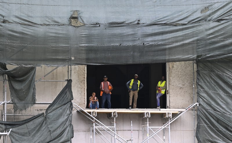 Trabajadores de la construcción en La Habana el 10 de junio. Foto: Yamil Lage/AFP/Getty Images Trabajadores de la construcción en La Habana el 10 de junio. Foto: Yamil Lage/AFP/Getty Images