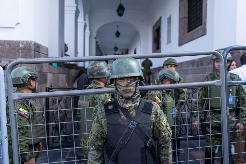 Miembros del Ejército ecuatoriano frente al Palacio Presidencial tras el cierre del edificio de la Asamblea Nacional en Quito, Ecuador, el miércoles 17 de mayo de 2023. Miembros del Ejército ecuatoriano frente al Palacio Presidencial tras el cierre del edificio de la Asamblea Nacional en Quito, Ecuador, el miércoles 17 de mayo de 2023.