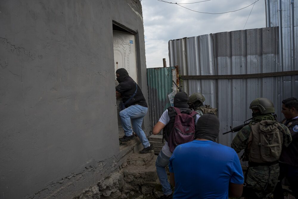 Militares y oficiales de policía realizan una redada en un hogar en Durán. Fotógrafo: Vicente Gaibor/Bloomberg Militares y oficiales de policía realizan una redada en un hogar en Durán. Fotógrafo: Vicente Gaibor/Bloomberg
