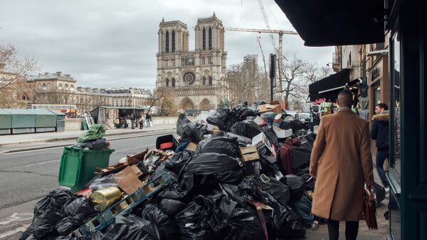 La basura se sigue acumulando en París con huelgas por reforma de pensiones La basura se sigue acumulando en París con huelgas por reforma de pensiones