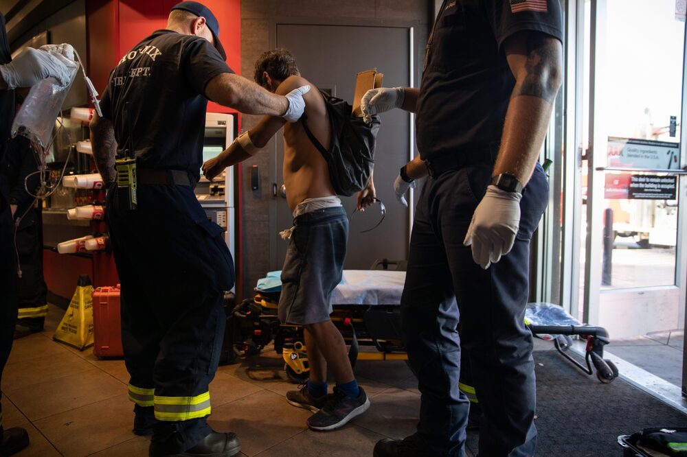 Los bomberos asisten a un residente que se desplomó en una tienda durante una ola de calor en Phoenix. Incluso para las personas físicamente sanas, los bajos niveles de calor pueden afectar a la concentración, el equilibrio y los niveles de energía.Fotógrafo: Caitlin O'Hara/Bloomberg Los bomberos asisten a un residente que se desplomó en una tienda durante una ola de calor en Phoenix. Incluso para las personas físicamente sanas, los bajos niveles de calor pueden afectar a la concentración, el equilibrio y los niveles de energía.Fotógrafo: Caitlin O'Hara/Bloomberg