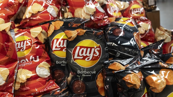 PepsiCo muda receita das batatas Lay’s para reduzir uso de corantes artificiais PepsiCo muda receita das batatas Lay’s para reduzir uso de corantes artificiais