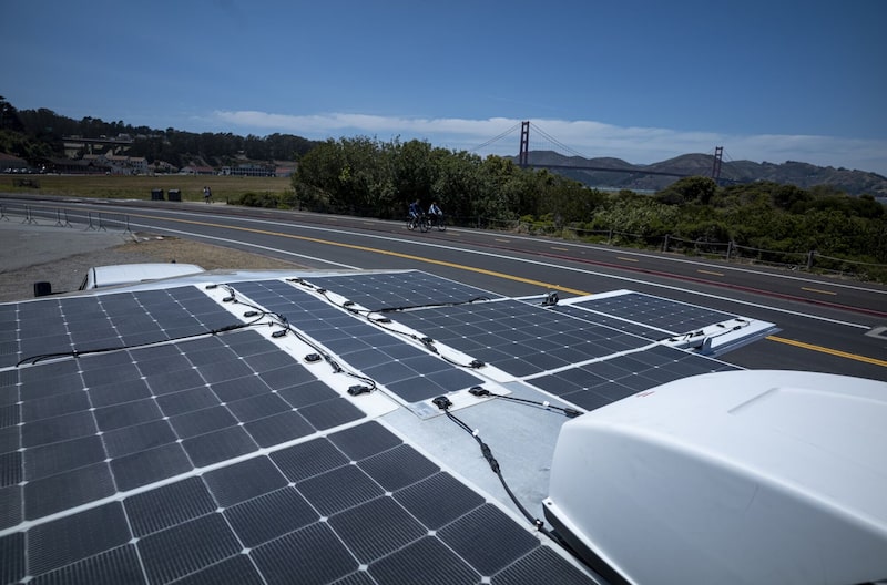 Paneles solares en la parte superior de un remolque Nanogrid de Sesame Solar en San Francisco, California, EE.UU. Paneles solares en la parte superior de un remolque Nanogrid de Sesame Solar en San Francisco, California, EE.UU.