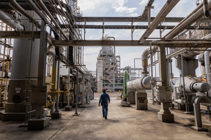 Un trabajador en una planta petroquímica de Braskem en Duque de Caxias, Brasil. Fotógrafa: María Magdalena Arrellaga/Bloomberg Un trabajador en una planta petroquímica de Braskem en Duque de Caxias, Brasil. Fotógrafa: María Magdalena Arrellaga/Bloomberg