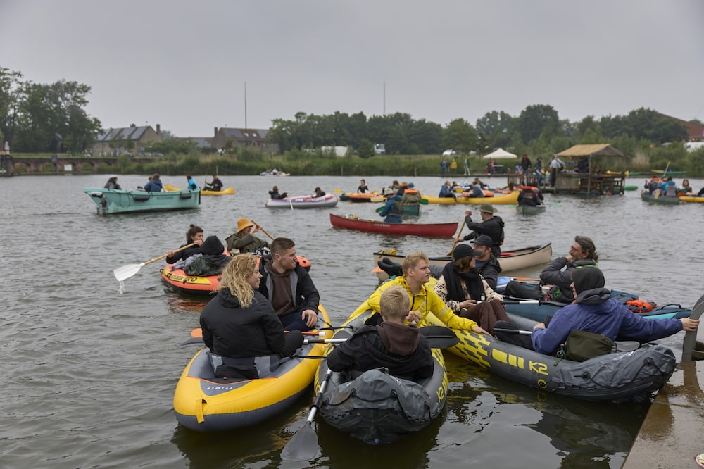 La protesta del Día de la Flota en los muelles, donde está prohibido bañarse debido a la mala calidad del agua, en Gante. Fotografia: Ksenia Kuleshova/Bloomberg La protesta del Día de la Flota en los muelles, donde está prohibido bañarse debido a la mala calidad del agua, en Gante. Fotografia: Ksenia Kuleshova/Bloomberg