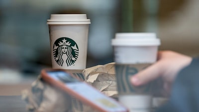 Starbucks vuelve a crecer en ventas y mejora sus previsiones para 2026 Starbucks vuelve a crecer en ventas y mejora sus previsiones para 2026