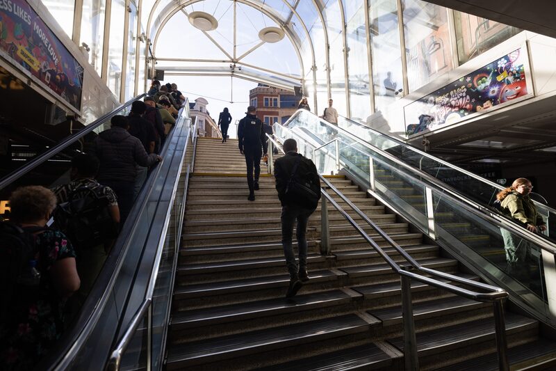 La rigidez de los datos sobre salarios y precios ha hecho que el Banco de Inglaterra se muestre cauteloso a la hora de recortar las tasas de interés con demasiada rapidez. La rigidez de los datos sobre salarios y precios ha hecho que el Banco de Inglaterra se muestre cauteloso a la hora de recortar las tasas de interés con demasiada rapidez.