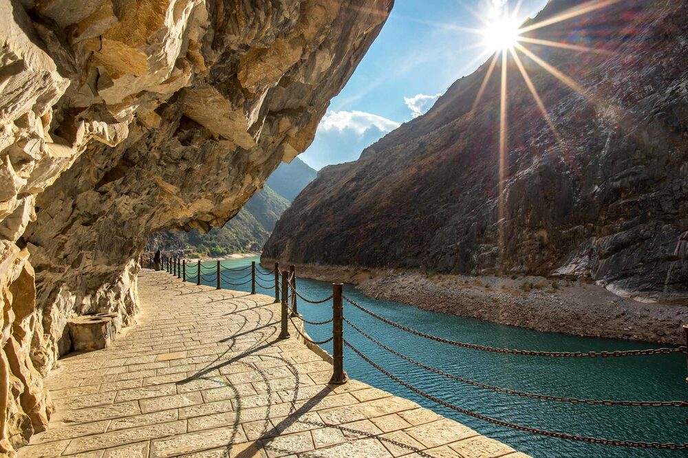 Garganta del Salto del Tigre en Lijiang, provincia de Yunnan, China. Fotógrafo: Suttipong Sutiratanachai/Getty Images Garganta del Salto del Tigre en Lijiang, provincia de Yunnan, China. Fotógrafo: Suttipong Sutiratanachai/Getty Images