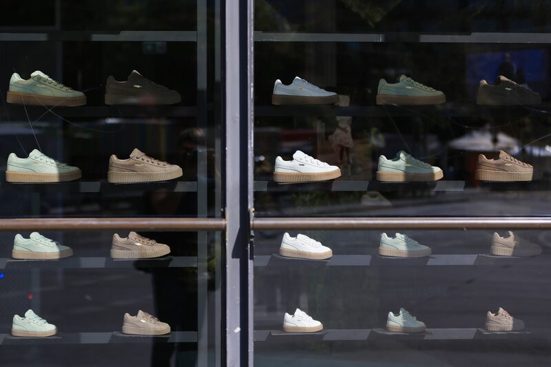 Hoeld está heredando una creciente pila de zapatillas y ropa sin vender en almacenes de todo el mundo. Fotografía: Krisztian Bocsi/Bloomberg Hoeld está heredando una creciente pila de zapatillas y ropa sin vender en almacenes de todo el mundo. Fotografía: Krisztian Bocsi/Bloomberg