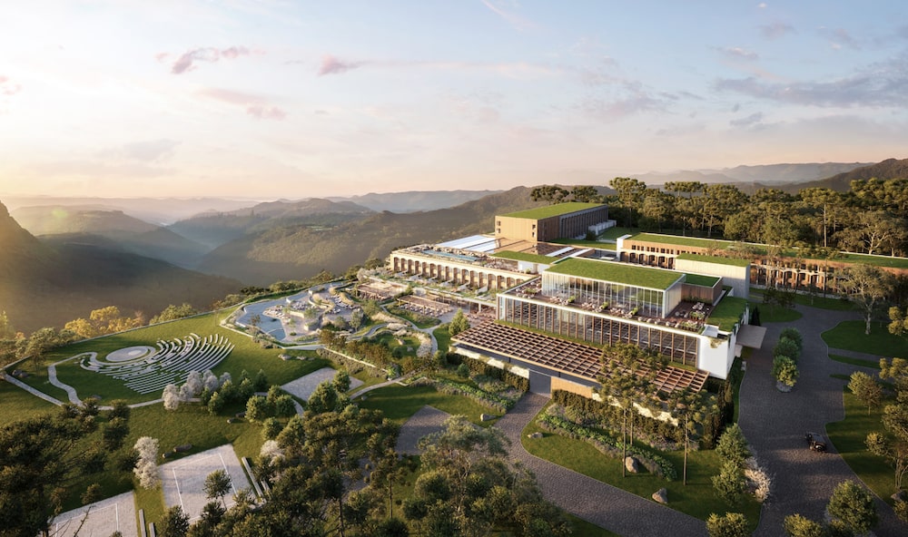 Projeção aérea do Kempinski Laje de Pedra, em Canela, na Serra Gaúcha, com anfiteatro, piscinas e telhados verdes à beira do vale; primeiras residências ficam para dezembro de 2027 Projeção aérea do Kempinski Laje de Pedra, em Canela, na Serra Gaúcha, com anfiteatro, piscinas e telhados verdes à beira do vale; primeiras residências ficam para dezembro de 2027