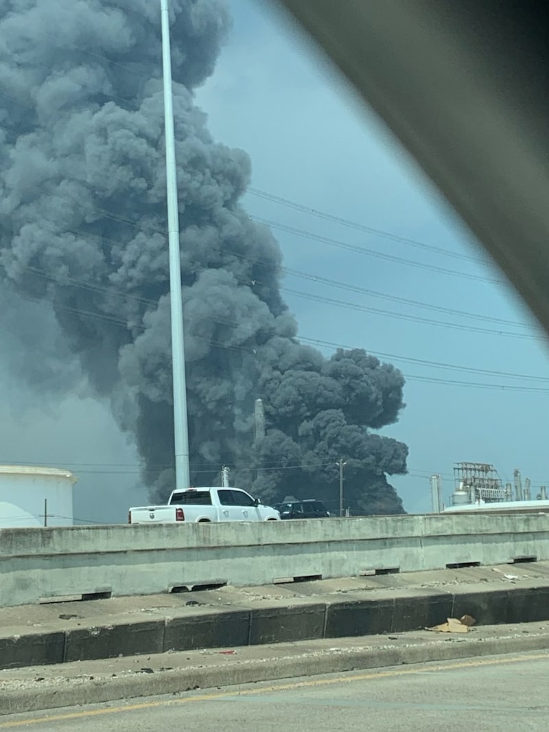 Imagen del incendio en la planta petroquímica Deer Park de Shell desde un vehículo en una vialidad cercana al complejo, publicada en Twitter por el sherrif del condado Harris (Foto: @SheriffEd_HCSO). Imagen del incendio en la planta petroquímica Deer Park de Shell desde un vehículo en una vialidad cercana al complejo, publicada en Twitter por el sherrif del condado Harris (Foto: @SheriffEd_HCSO).