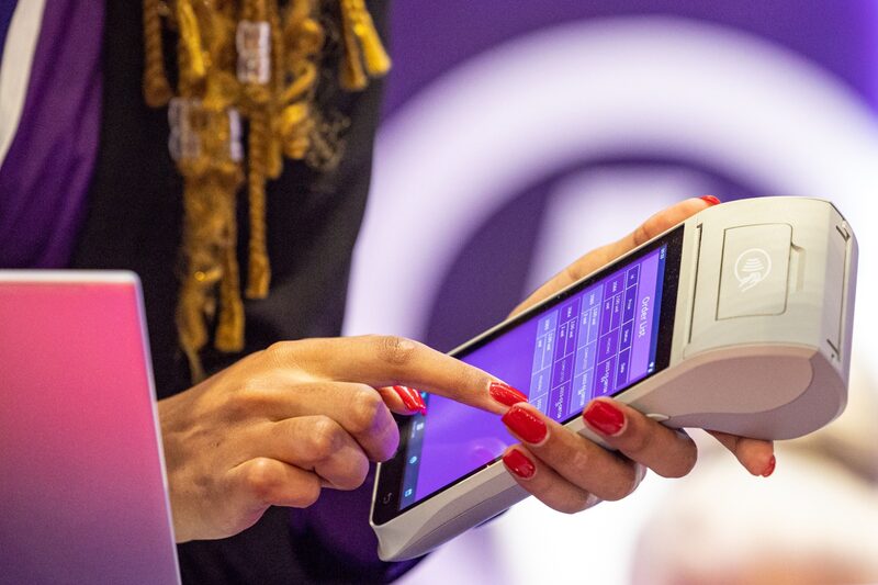 Si bien en Colombia el uso del efectivo domina con un 79%, los canales digitales cogen fuerza cada vez más con la llegada de herramientas como Bre-B.
Si bien en Colombia el uso del efectivo domina con un 79%, los canales digitales cogen fuerza cada vez más con la llegada de herramientas como Bre-B.