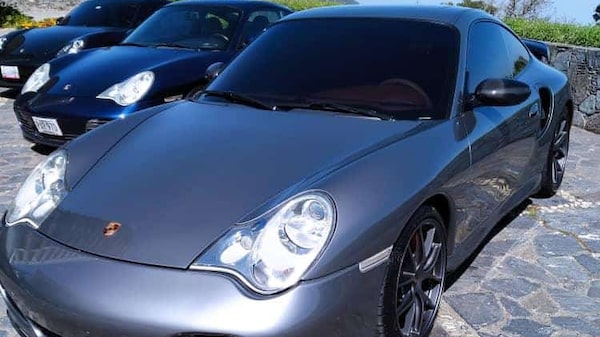 Carros deportivos de alta gama son exhibidos por primera vez en lo más alto de Caracas Carros deportivos de alta gama son exhibidos por primera vez en lo más alto de Caracas