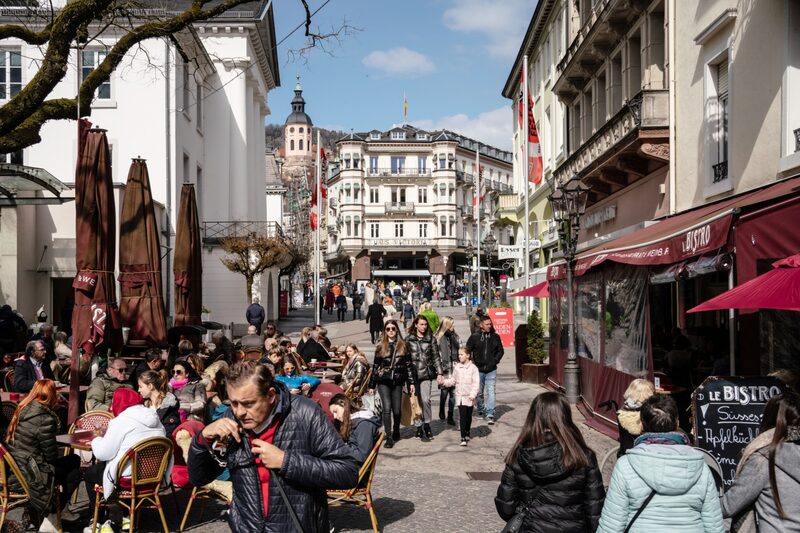 Clientes compran y cenan en Baden-Baden, Alemania. Clientes compran y cenan en Baden-Baden, Alemania.