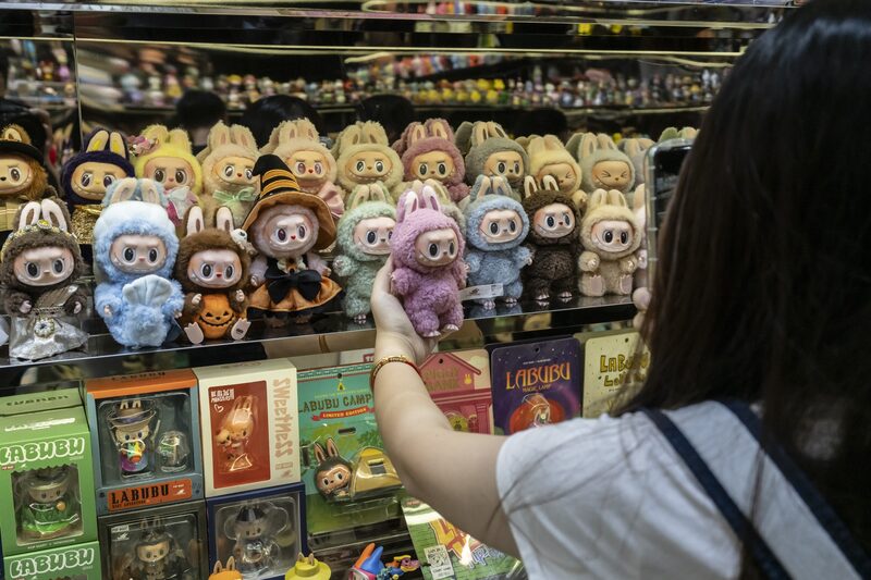 Muñecas Labubu expuestas en la exposición Monsters by Monsters: Now and Then, celebrada el mes pasado en Shanghái con motivo del décimo aniversario de Pop Mart. Fotógrafo: Qilai Shen/Bloomberg. Muñecas Labubu expuestas en la exposición Monsters by Monsters: Now and Then, celebrada el mes pasado en Shanghái con motivo del décimo aniversario de Pop Mart. Fotógrafo: Qilai Shen/Bloomberg.