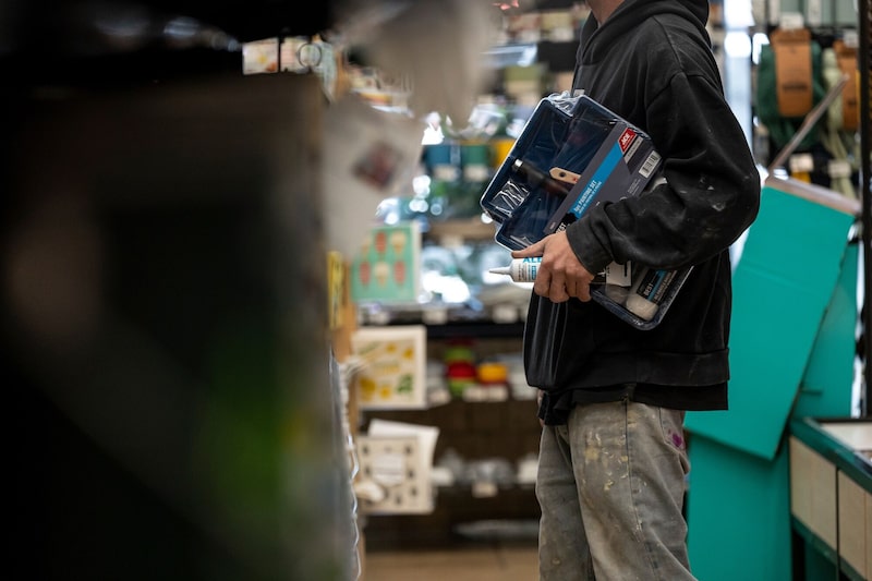 Un cliente examina productos en una ferretería de San Francisco. Un cliente examina productos en una ferretería de San Francisco.