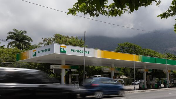 Petrobras estuda voltar ao varejo de combustíveis para conter preços, diz fonte Petrobras estuda voltar ao varejo de combustíveis para conter preços, diz fonte