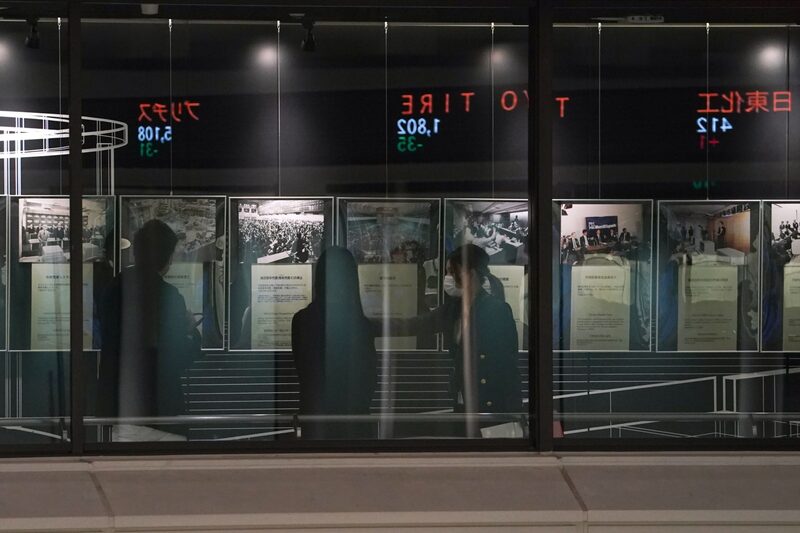 Visitantes en la Bolsa de Tokio (TSE), operada por Japan Exchange Group Inc. (JPX), en Tokio, Japón, el jueves 13 de enero de 2022. Visitantes en la Bolsa de Tokio (TSE), operada por Japan Exchange Group Inc. (JPX), en Tokio, Japón, el jueves 13 de enero de 2022.