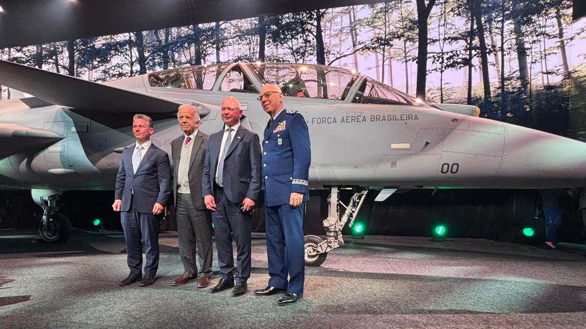 (Da direita para a esquerda) General da força aérea brasileira, Marcelo Kanitz Damasceno, CEO da Saab, Micael Johansson, ministro da defesa do Brasil, José Mucio Monteiro, e o ministro da defesa da Suécia, Pal Jonson (Foto: Naiara Albuquerque/Bloomberg Línea)