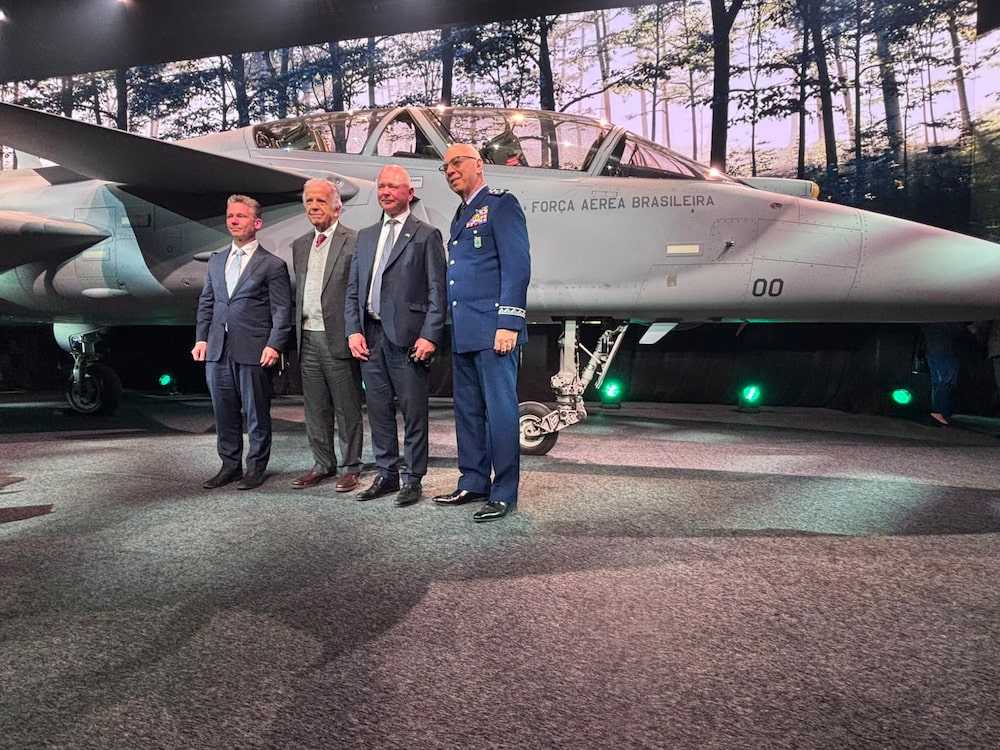 Novo caça Gripen F da Saab reforça programa de transferência tecnológica para o Brasil Novo caça Gripen F da Saab reforça programa de transferência tecnológica para o Brasil