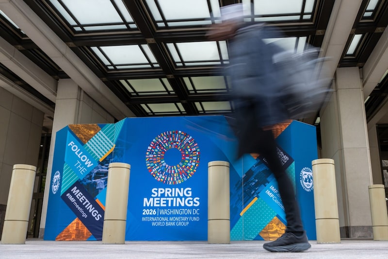 Carteles anunciando las reuniones de primavera del Fondo Monetario Internacional (FMI) y el Banco Mundial frente a la sede del FMI en Washington, D.C., EE. UU., el jueves 9 de abril de 2026. Carteles anunciando las reuniones de primavera del Fondo Monetario Internacional (FMI) y el Banco Mundial frente a la sede del FMI en Washington, D.C., EE. UU., el jueves 9 de abril de 2026.