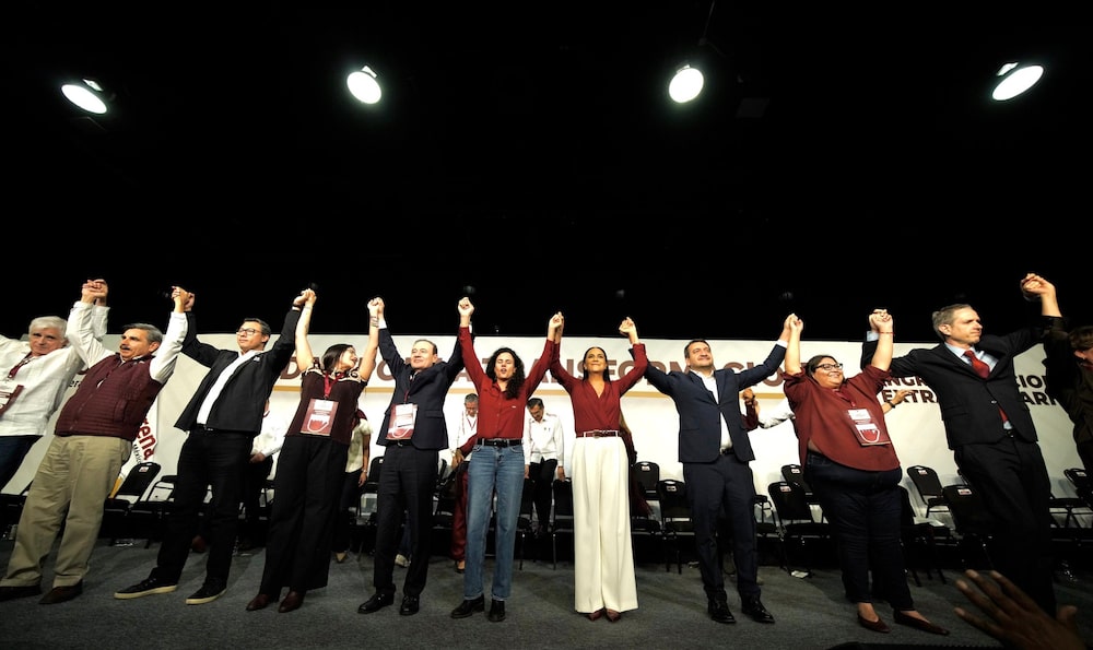 Ariadna Montiel (al centro de pantalón blanco) asume como presidenta nacional de Morena, en un centro de convenciones en Ciudad de México, el 3 de mayo de 2026. Ariadna Montiel (al centro de pantalón blanco) asume como presidenta nacional de Morena, en un centro de convenciones en Ciudad de México, el 3 de mayo de 2026.