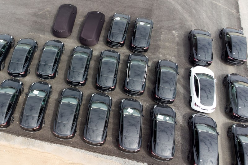 Vehículos eléctricos Tesla Model Y en un lote de su gigafábrica en Gruenheide, Alemania, el sábado 11 de junio de 2022. La instalación de $5.000 millones de euros (US$5.400 millones) -anunciada por primera vez a finales de 2019- tiene capacidad para fabricar unos 500.000 autos al año. Vehículos eléctricos Tesla Model Y en un lote de su gigafábrica en Gruenheide, Alemania, el sábado 11 de junio de 2022. La instalación de $5.000 millones de euros (US$5.400 millones) -anunciada por primera vez a finales de 2019- tiene capacidad para fabricar unos 500.000 autos al año.