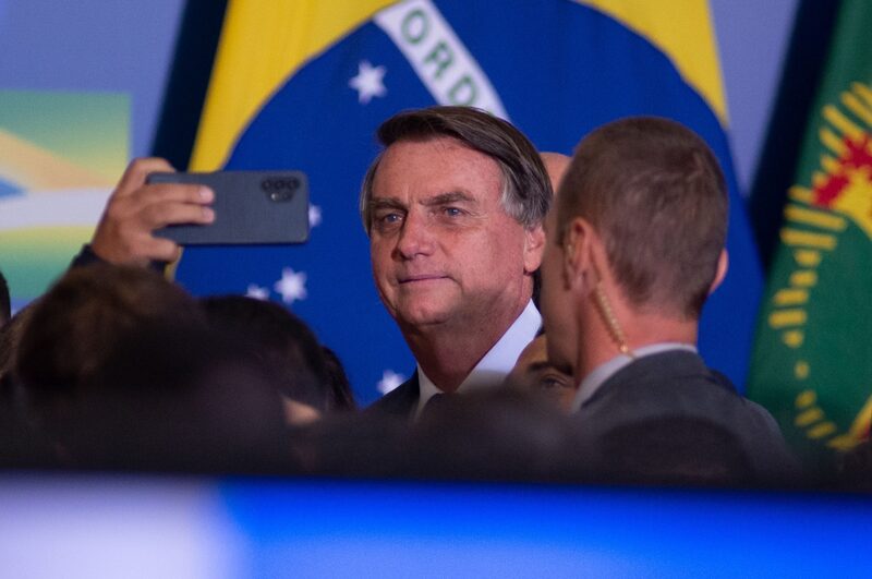 Bolsonaro é um aliado próximo e admirador do ex-presidente Donald Trump e um dos últimos líderes mundiais a parabenizar Biden após a vitória das eleições de 2020 Bolsonaro é um aliado próximo e admirador do ex-presidente Donald Trump e um dos últimos líderes mundiais a parabenizar Biden após a vitória das eleições de 2020