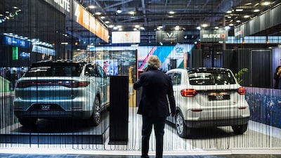 Carros elétricos acessíveis atraem europeus após salto nos preços do combustível Carros elétricos acessíveis atraem europeus após salto nos preços do combustível