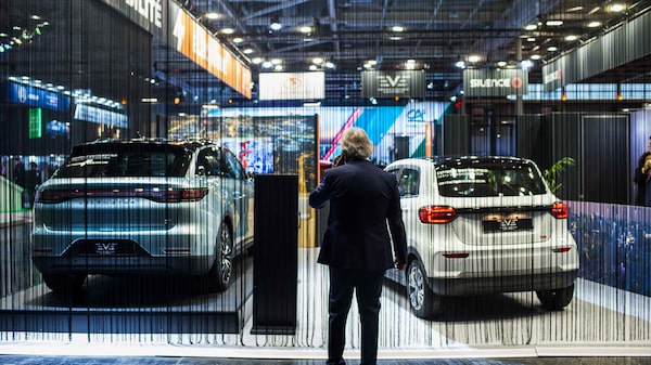 Carros elétricos acessíveis atraem europeus após salto nos preços do combustível Carros elétricos acessíveis atraem europeus após salto nos preços do combustível