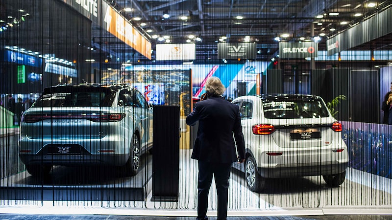 Carros elétricos acessíveis atraem europeus após salto nos preços do combustível Carros elétricos acessíveis atraem europeus após salto nos preços do combustível