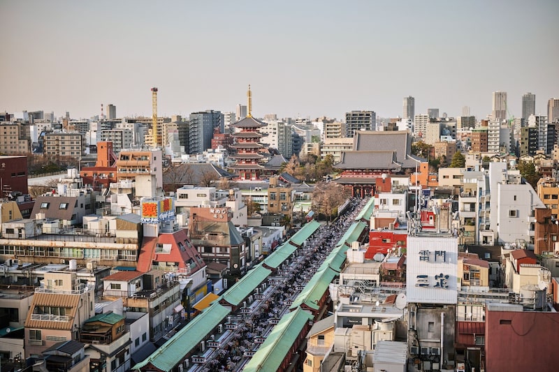 El templo Sensoji, al fondo, en el distrito Asakusa de Tokio, Japón. El templo Sensoji, al fondo, en el distrito Asakusa de Tokio, Japón.