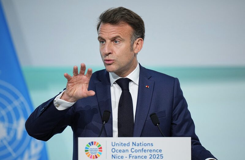 El presidente de Francia, Emmanuel Macron, habla durante la presentación del Pacto Europeo por los Océanos en la Conferencia de las Naciones Unidas sobre los Océanos (UNOC3), en la ciudad de la riviera francesa de Niza, el 9 de junio de 2025. (Foto de Laurent Cipriani / POOL / AFP). El presidente de Francia, Emmanuel Macron, habla durante la presentación del Pacto Europeo por los Océanos en la Conferencia de las Naciones Unidas sobre los Océanos (UNOC3), en la ciudad de la riviera francesa de Niza, el 9 de junio de 2025. (Foto de Laurent Cipriani / POOL / AFP).