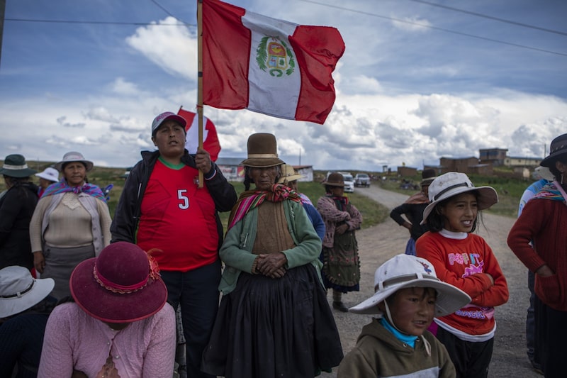 Manifestantes bloquean una carretera en Cabanillas, departamento de Puno, Perú, el martes 7 de marzo de 2023. Perú ha sido sacudido por las protestas más largas y sangrientas en décadas, con la región de Puno experimentando lo peor de la violencia desde que el entonces presidente Pedro Castillo intentó disolver el Congreso en diciembre. Fotógrafo: Marco Garro/Bloomberg Manifestantes bloquean una carretera en Cabanillas, departamento de Puno, Perú, el martes 7 de marzo de 2023. Perú ha sido sacudido por las protestas más largas y sangrientas en décadas, con la región de Puno experimentando lo peor de la violencia desde que el entonces presidente Pedro Castillo intentó disolver el Congreso en diciembre. Fotógrafo: Marco Garro/Bloomberg