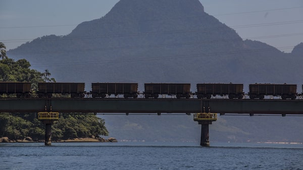 Ultrapar e Perfin negociam compra de fatia de 30% da Rumo, dizem fontes Ultrapar e Perfin negociam compra de fatia de 30% da Rumo, dizem fontes