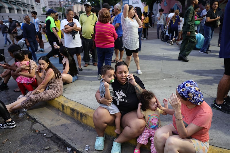 Las personas evacuadas hablan por teléfono mientras esperan en el complejo urbanístico Parque Central tras el terremoto de magnitud 7,2 que sacudió Venezuela y otras regiones del Caribe el 24 de junio de 2026 en Caracas, Venezuela. Las personas evacuadas hablan por teléfono mientras esperan en el complejo urbanístico Parque Central tras el terremoto de magnitud 7,2 que sacudió Venezuela y otras regiones del Caribe el 24 de junio de 2026 en Caracas, Venezuela.