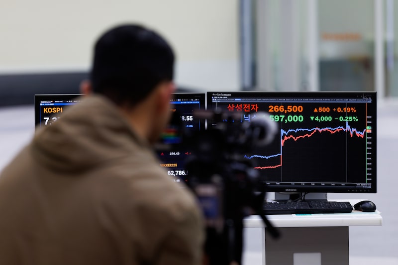 Un operador bursátil observa las cotizaciones de Samsung Electronics y SK Hynix en la Bolsa de Corea en Seúl. Fotógrafo: SeongJoon Cho/Bloomberg. Un operador bursátil observa las cotizaciones de Samsung Electronics y SK Hynix en la Bolsa de Corea en Seúl. Fotógrafo: SeongJoon Cho/Bloomberg.
