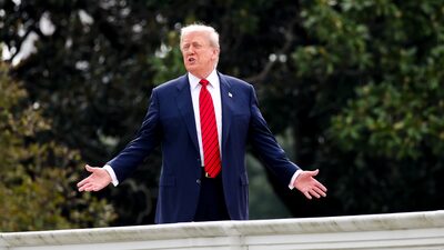 Trump diz que vai impor tarifas sobre medicamentos patenteados, caminhões e móveis Trump diz que vai impor tarifas sobre medicamentos patenteados, caminhões e móveis