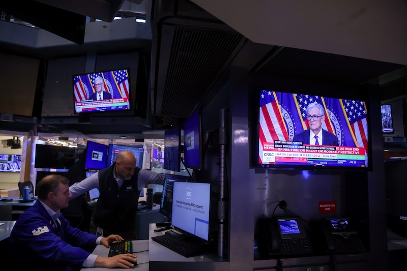 Una cadena de televisión retransmitió las declaraciones de Jerome Powell, presidente de la Fed, tras una reunión del Comité Federal de Mercado Abierto (FOMC). Una cadena de televisión retransmitió las declaraciones de Jerome Powell, presidente de la Fed, tras una reunión del Comité Federal de Mercado Abierto (FOMC).
