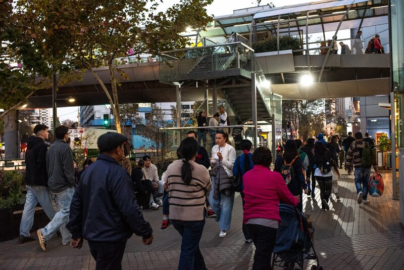 Compradores cerca de un centro comercial en Santiago, Chile. Fotógrafo: Cristóbal Olivares/Bloomberg
 Compradores cerca de un centro comercial en Santiago, Chile. Fotógrafo: Cristóbal Olivares/Bloomberg