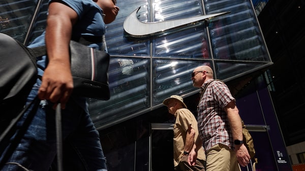 Nike amplia reestruturação após vendas fracas e pretende cortar US$ 2,5 bi em gastos Nike amplia reestruturação após vendas fracas e pretende cortar US$ 2,5 bi em gastos
