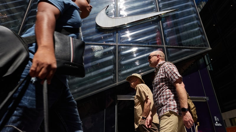 Nike amplia reestruturação após vendas fracas e pretende cortar US$ 2,5 bi em gastos Nike amplia reestruturação após vendas fracas e pretende cortar US$ 2,5 bi em gastos