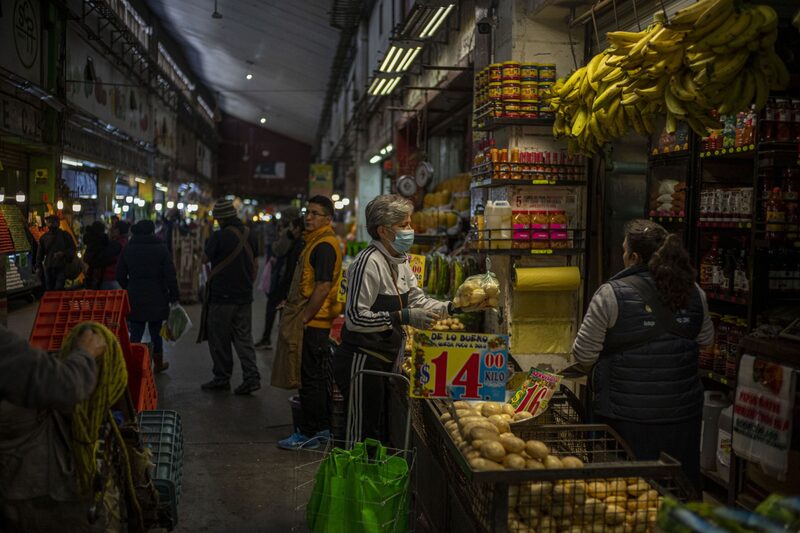 Un cliente sostiene una bolsa de papas en el Mercado de la Central de Abastos en la Ciudad de México, México, el miércoles 12 de enero de 2022. Fotógrafo: Alejandro Cegarra/Bloomberg Un cliente sostiene una bolsa de papas en el Mercado de la Central de Abastos en la Ciudad de México, México, el miércoles 12 de enero de 2022. Fotógrafo: Alejandro Cegarra/Bloomberg